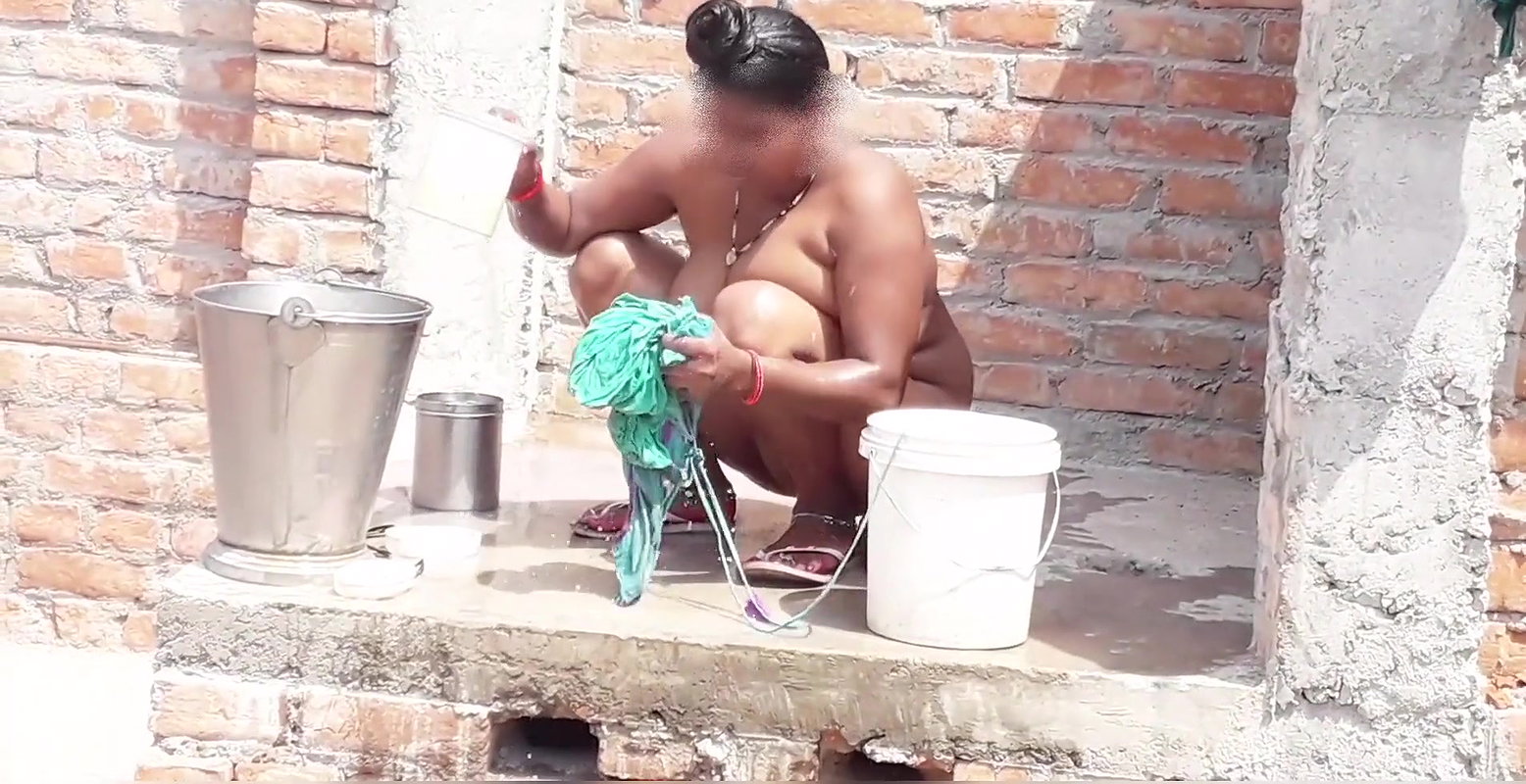 Indian cute and sexy bhabhi apni chhat me, apni chut me sabun Lagakar naha rhi h! Cute bhabhi bothing on her roof
