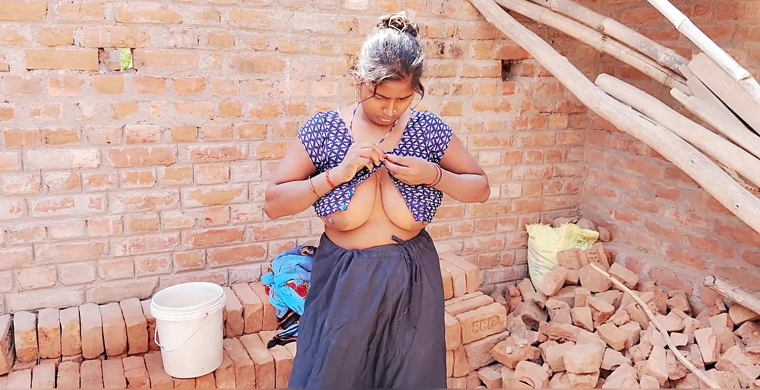 Indian hot and sexy aunty changing her cloth sadi and blouse , fingering her cremie pussy after after bathing