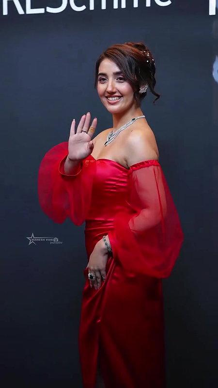 ASHNOOR KAUR IRRESISTIBLE BUSTY BOOBS CLEAVAGE EXPOSE UUFFF 26