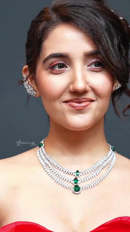 ASHNOOR KAUR IRRESISTIBLE BUSTY BOOBS CLEAVAGE EXPOSE UUFFF 26