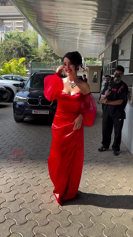 ASHNOOR KAUR IRRESISTIBLE BUSTY BOOBS CLEAVAGE EXPOSE UUFFF 22