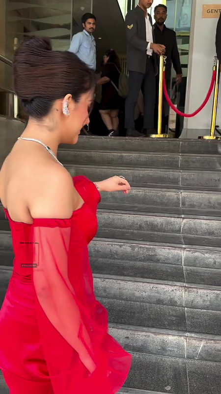 ASHNOOR KAUR IRRESISTIBLE BUSTY BOOBS CLEAVAGE EXPOSE UUFFF 22
