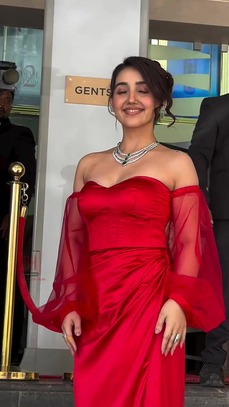 ASHNOOR KAUR IRRESISTIBLE BUSTY BOOBS CLEAVAGE EXPOSE UUFFF 22