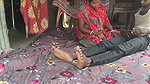 Bimar housewife mein land mein tel lagakar malish ki