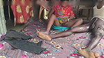 Bimar housewife mein land mein tel lagakar malish ki