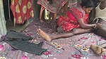 Bimar housewife mein land mein tel lagakar malish ki