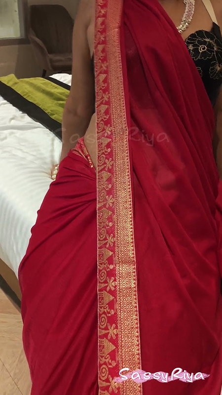 Sassy Riya Saare Close up Cleavage
