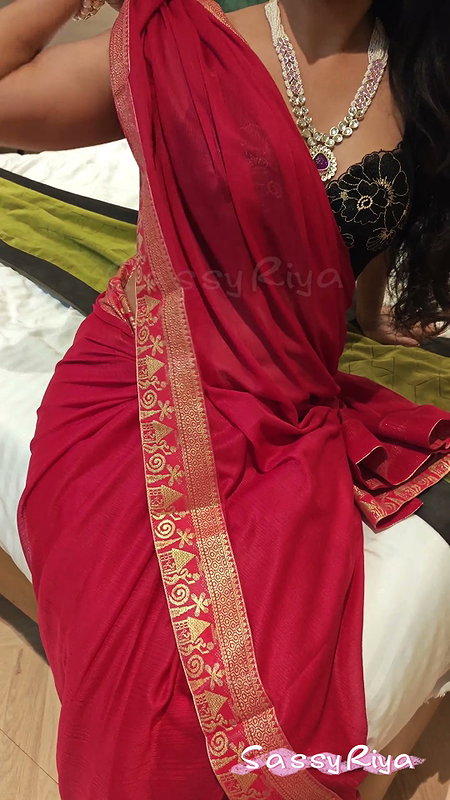 Sassy Riya Saare Close up Cleavage