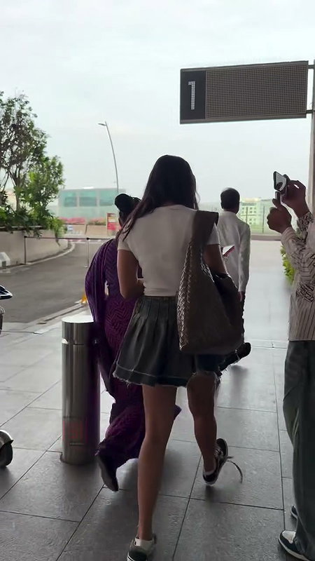 POOJA BEAUTY SEXY IN MINI SKIRT DRESS 2