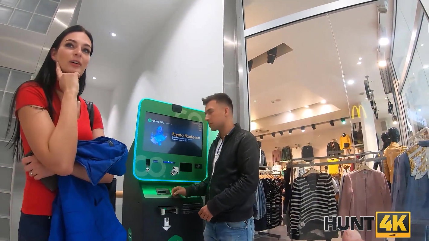 Man watches GFs pussy stimulated from inside by the stranger