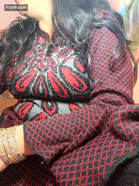 Sexy Desi Bhabhi Shows Her Boobs and Fingering
