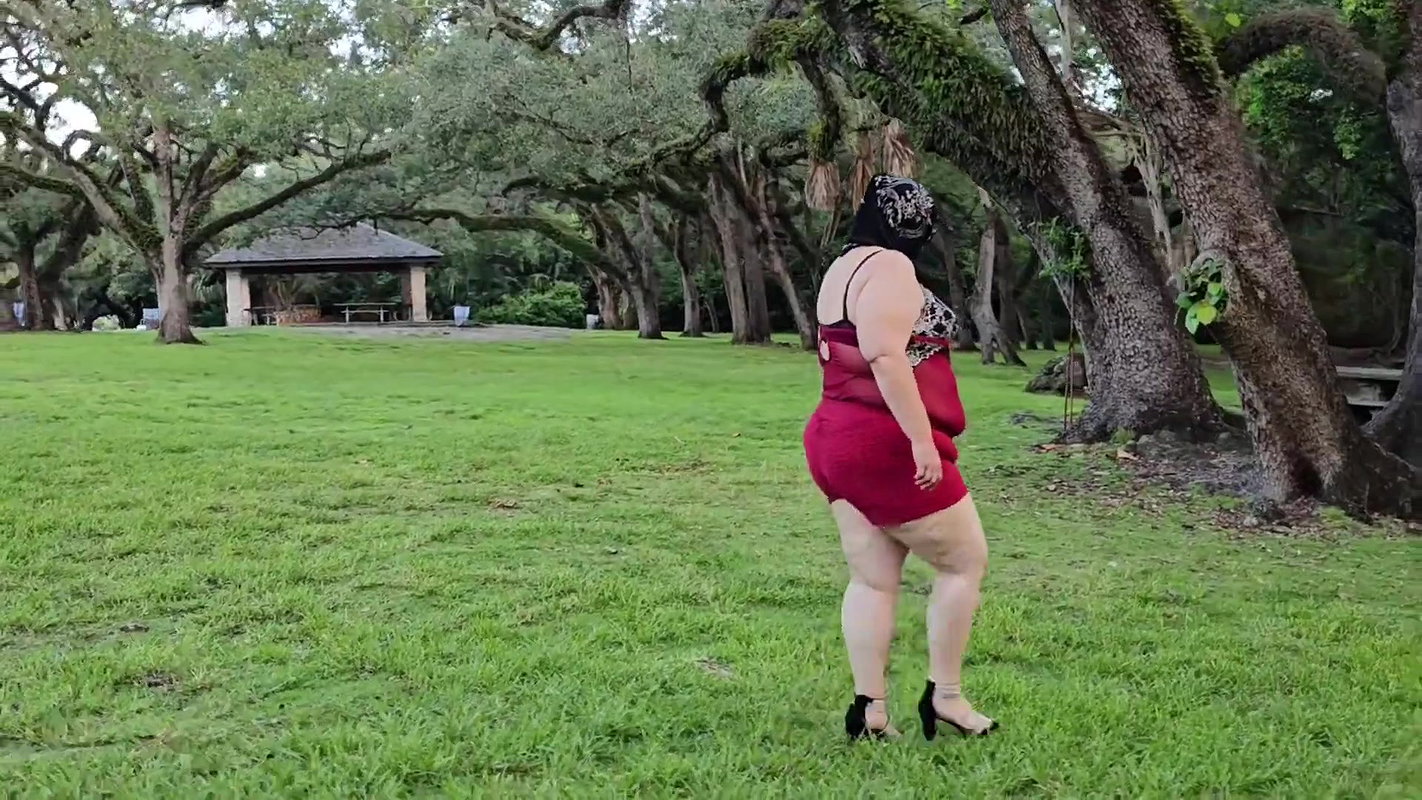 Big Ass Hijab Muslim MILF Doing Early Morning Walks Outdoor in the Park