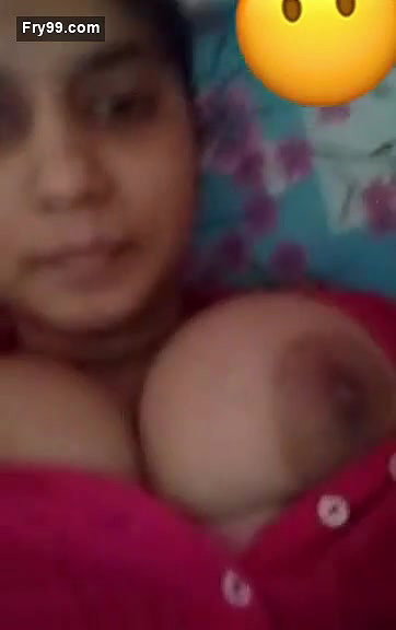 Desi Girl Shows her Big Boos