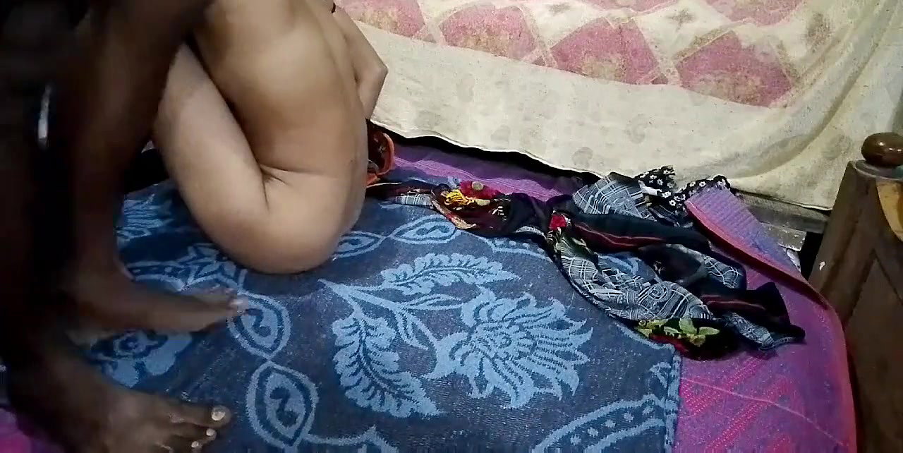 Aaj padosan bhabhi ki jamkar chudayi kar diya bhabhi chilla gayi or condom fat gaya to sara maal bhabhi ki chut me hi chhut gaya