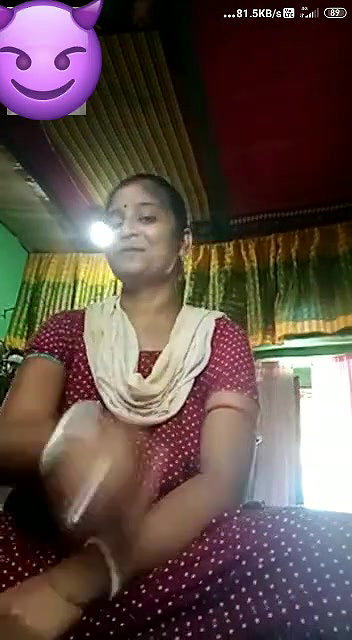 Desi Village Bhabhi Shows her Boobs
