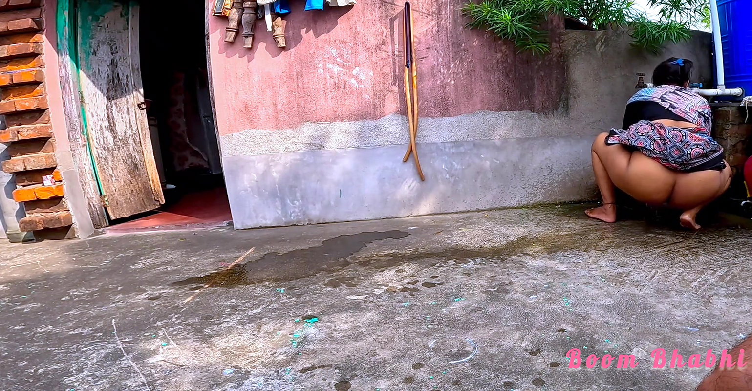 Indian Bhabhi Pees Standing