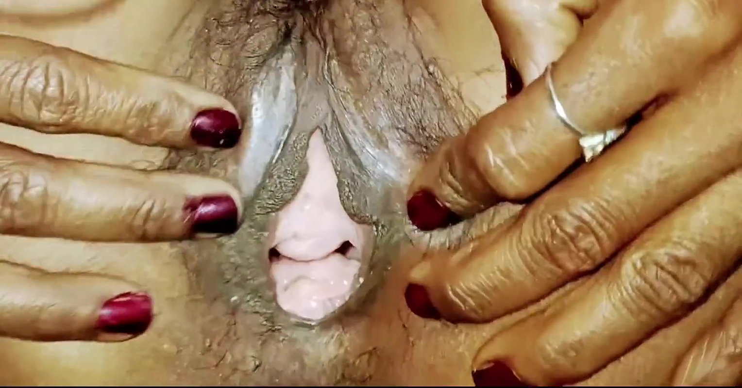 Vrxt gave a huge dick in the mouth of a beautiful desi girl