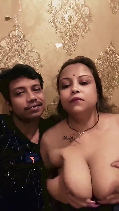 Desi Bhabhi Showing Boobs Seduce Sex then Hardcore Fuck