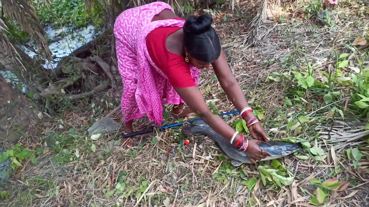 Amazing Village Women hook fishing    Very Big Fis