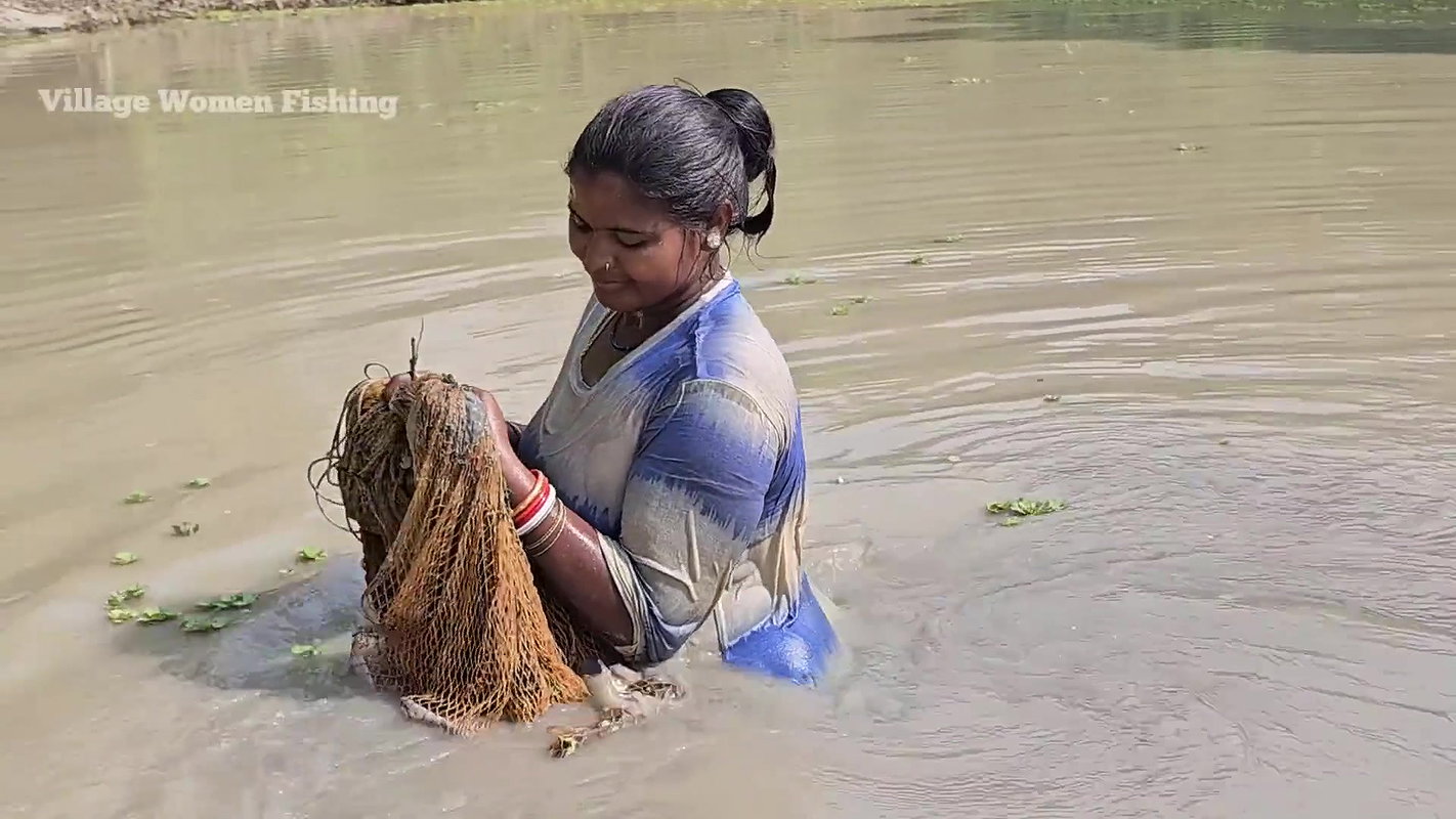 x Amazing Village Women Mouni Fishing    Fishing in