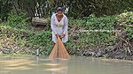 x Amazing Village Women Net Fishing for Big Carp Fis