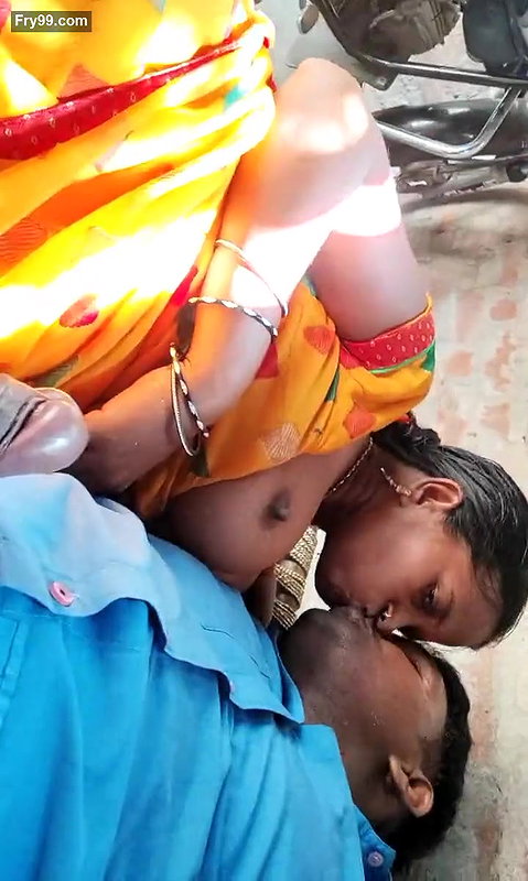 Haut Indian Desi Bhabhi Kissing