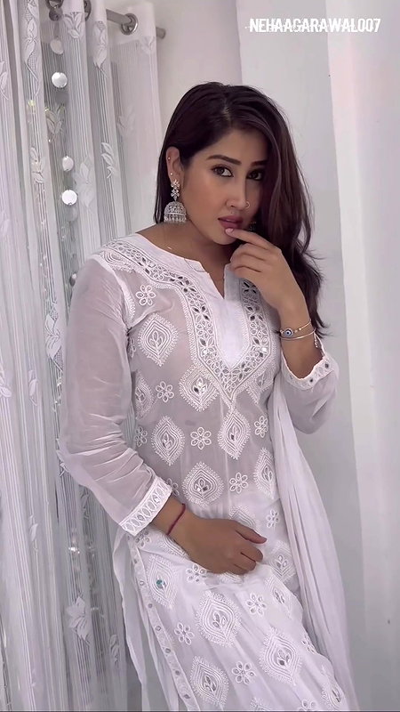BUSTY DELICIOUS BABE SOFIA ANSARI TEMPTING CURVES TEASE