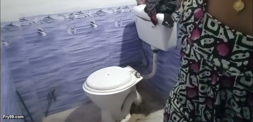 Desi girlfriend se pahali baar mulakat ki bathroom me jakar bahut choda