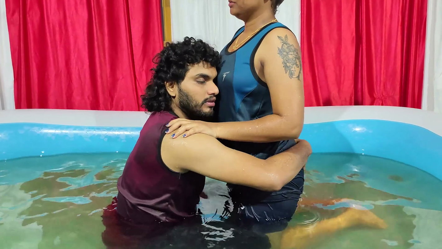 Hot pool romance lip lock with boobs suck