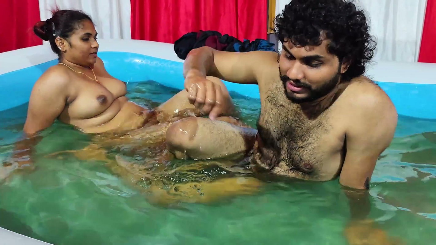 Hot romance in pool and lip lock