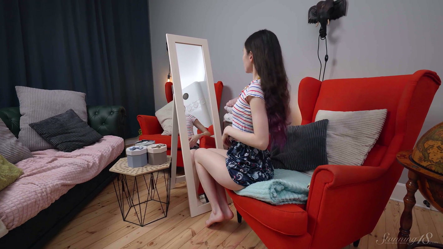 Luna Lynx – Masturbation In The Mirror