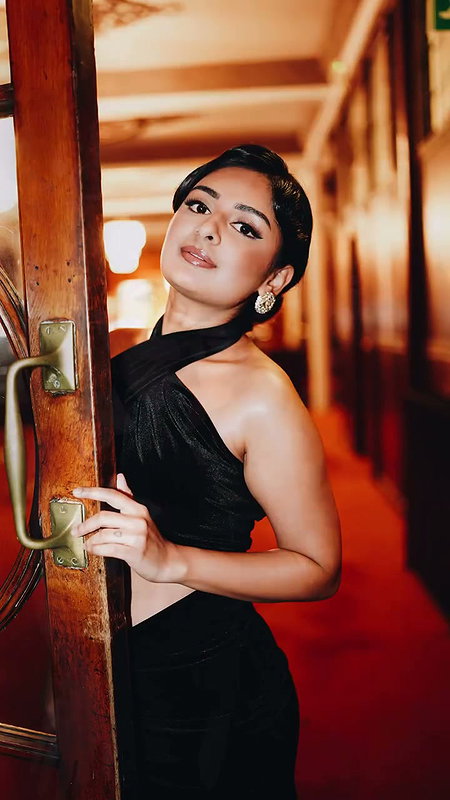 Actress Estheranil sexy boobs and navel in sexy outfit (2)2