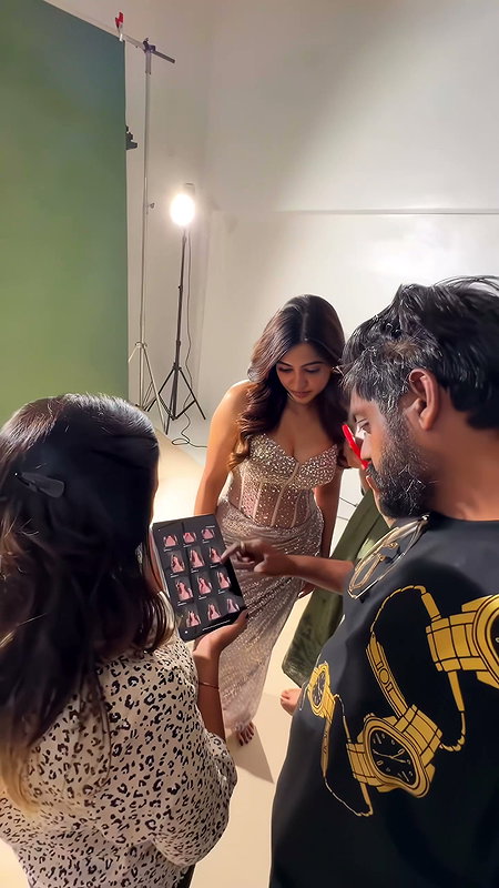 ANJU KURIAN STUNNING SEXY CURVES TOO EROTIC SHOOT HQ VIDEOS (2)4