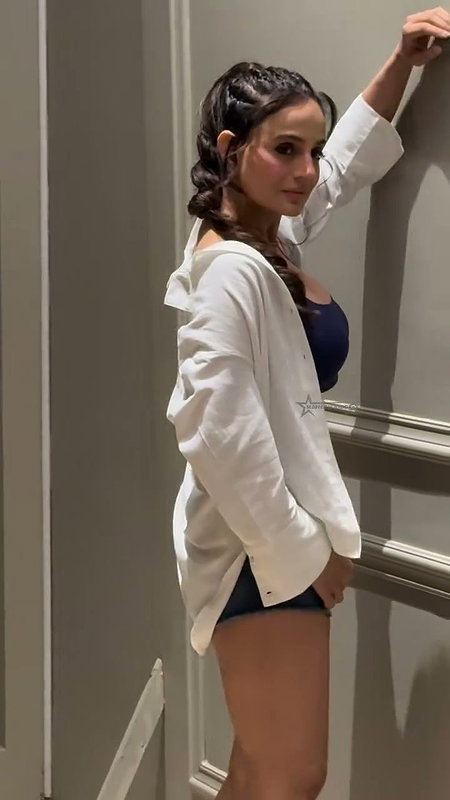 BADDIE DIVA AMEESHA PATEL CURVES TO FAP IN BRA TOP AND SHORT PANTS (2)2