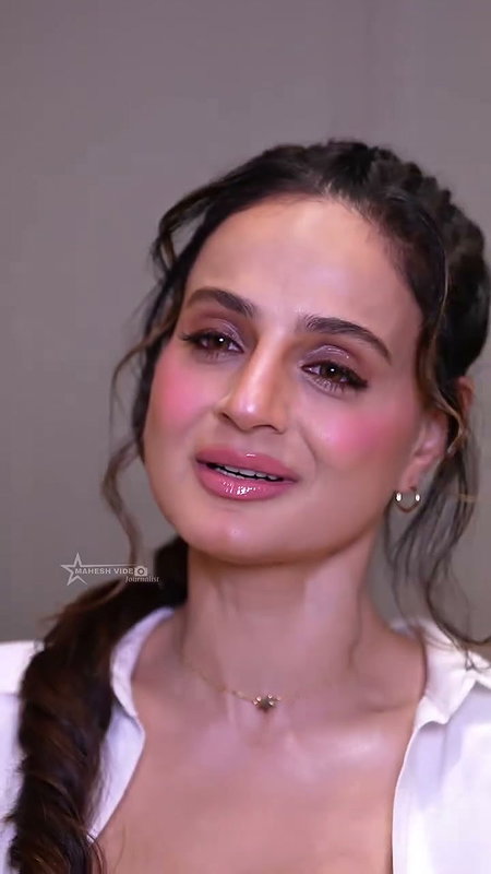 BADDIE DIVA AMEESHA PATEL CURVES TO FAP IN BRA TOP AND SHORT PANTS (2)4