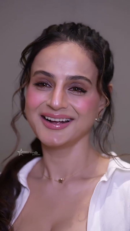 BADDIE DIVA AMEESHA PATEL CURVES TO FAP IN BRA TOP AND SHORT PANTS (2)8