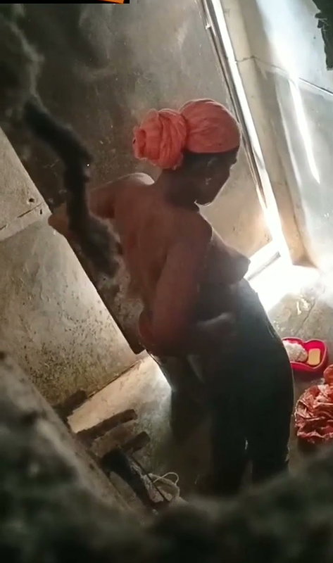 Bhabhi Bathing Capture secretly (2)2