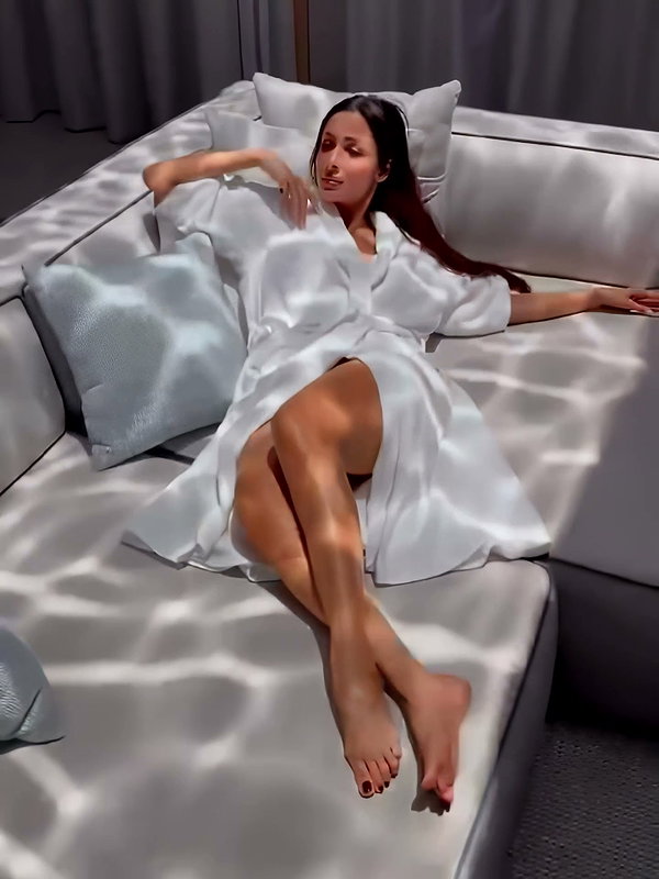 BOMBSHELL MILF MALAIKA ARORA SEXY RAVISHING THIGHS TEMPT UUFFF (2)2