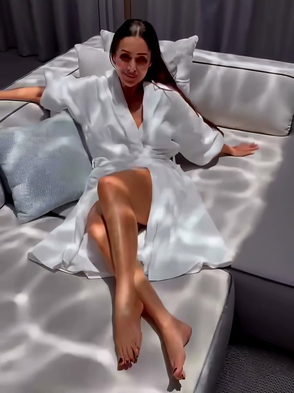 BOMBSHELL MILF MALAIKA ARORA SEXY RAVISHING THIGHS TEMPT UUFFF (2)2