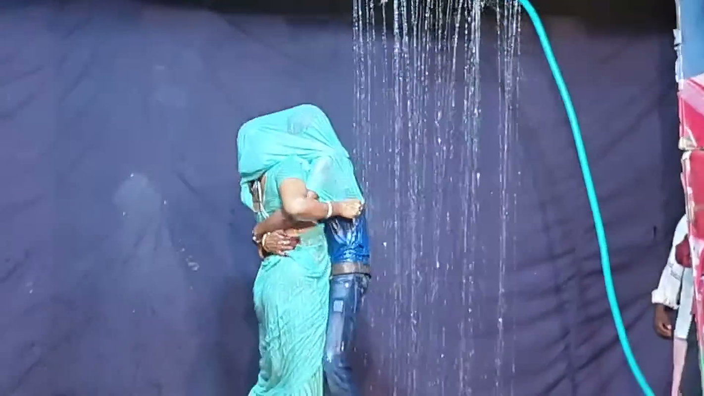 Cute girl boobs grabbed, pressed hard & felt in wet blouse & saree, navel grabbed (2)2