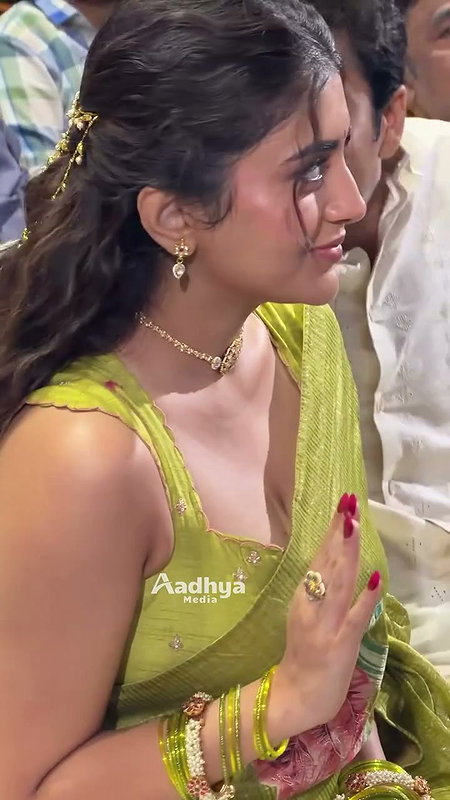 Cute girl in saree hot boobs show in blouse (2)2