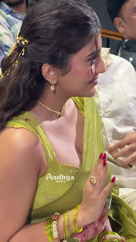 Cute girl in saree hot boobs show in blouse (2)2
