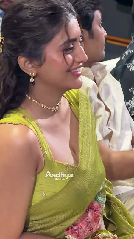 Cute girl in saree hot boobs show in blouse (2)2