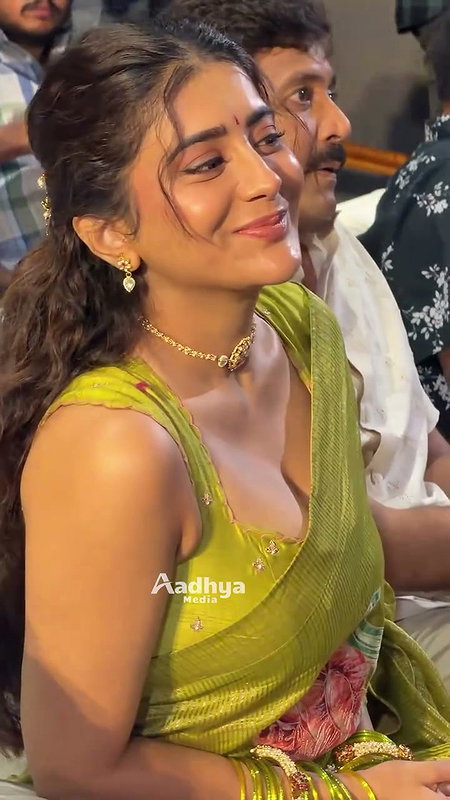 Cute girl in saree hot boobs show in blouse (2)2