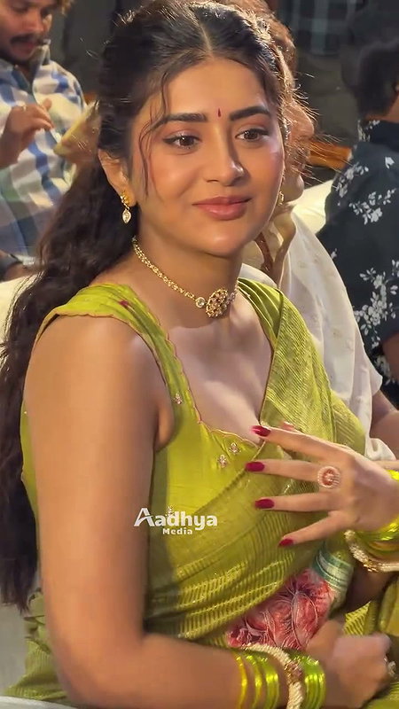 Cute girl in saree hot boobs show in blouse (2)2