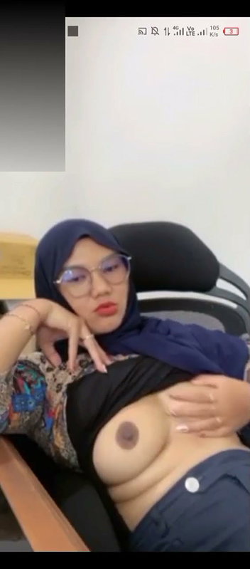 Cute Hijabi Babe Boobs Show & Rubbing Pussy Her Lover On VC Leak (2)2