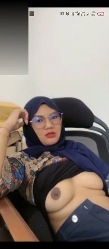 Cute Hijabi Babe Boobs Show & Rubbing Pussy Her Lover On VC Leak (2)2