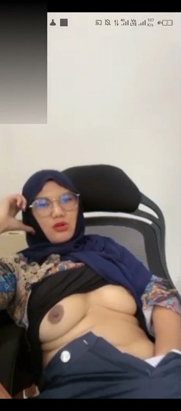 Cute Hijabi Babe Boobs Show & Rubbing Pussy Her Lover On VC Leak (2)2