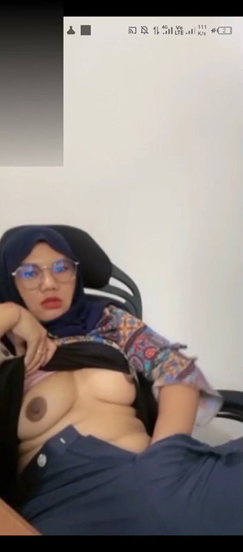 Cute Hijabi Babe Boobs Show & Rubbing Pussy Her Lover On VC Leak (2)2