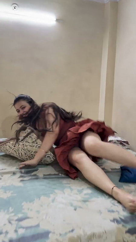 DESI PLUMPY GF TOO SEXY MILKY THIGHS YUMMY FLAUNT HER FIGURE (2)2